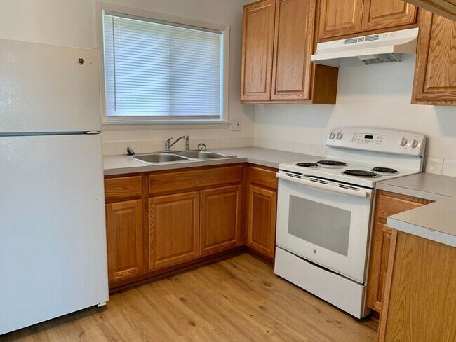 Building Photo - 2 Bedroom, 1 Bath Ranch Style Duplex with ...