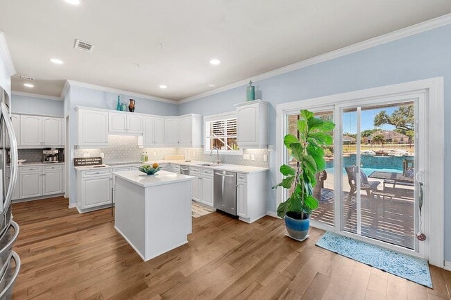 Building Photo - 1207 Lakeway Dr