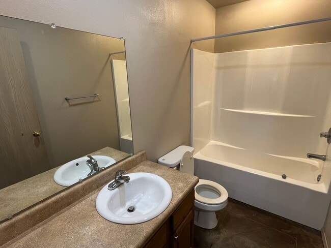 Building Photo - 1123 E 13th St