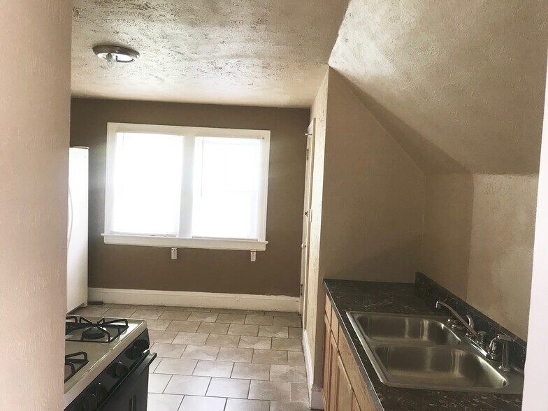 Building Photo - 1665 Cliffview Rd