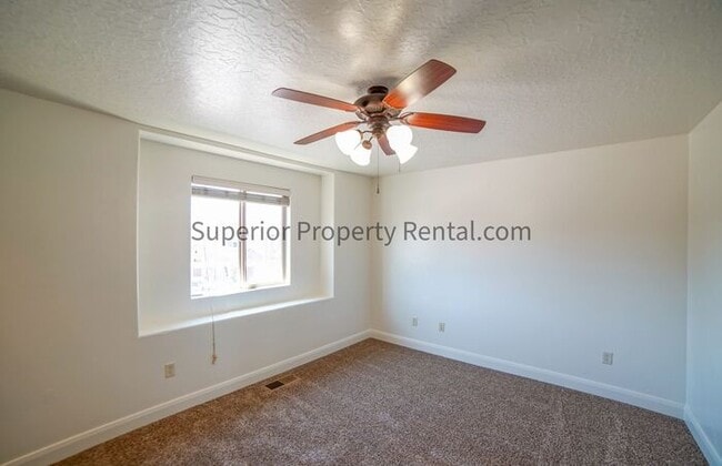 Building Photo - 3 bed, 2.5 bath townhouse with new paint and carpet