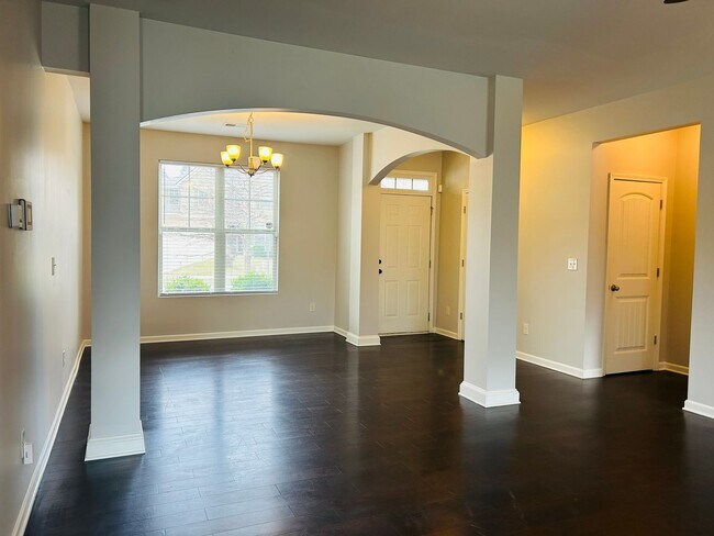 Building Photo - Beautiful 4 bedroom, 2.5 bathroom home In ...