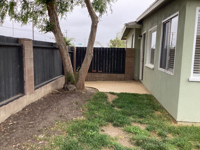 Building Photo - Single Story Updated Pet Friendly Home
