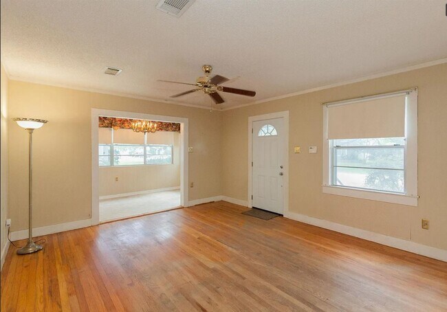 Building Photo - Mid City Beauty for Lease
