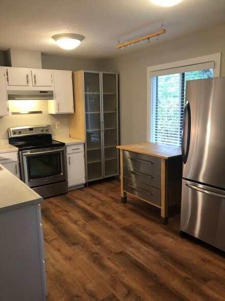Kitchen - 1516 S Timber Ridge