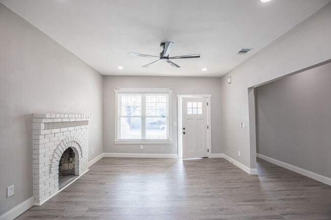 Building Photo - Renovated Bungalow in Riverside