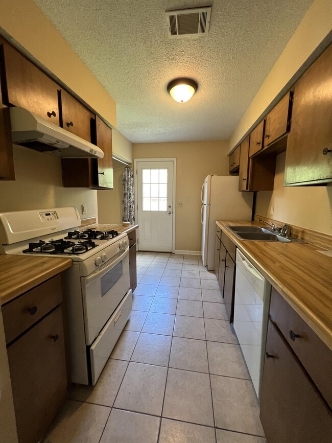 Building Photo - 323 Beverly St