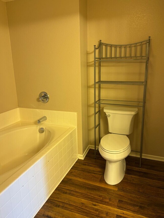 Building Photo - Spacious 2 bedroom 2 bath ground floor uni...