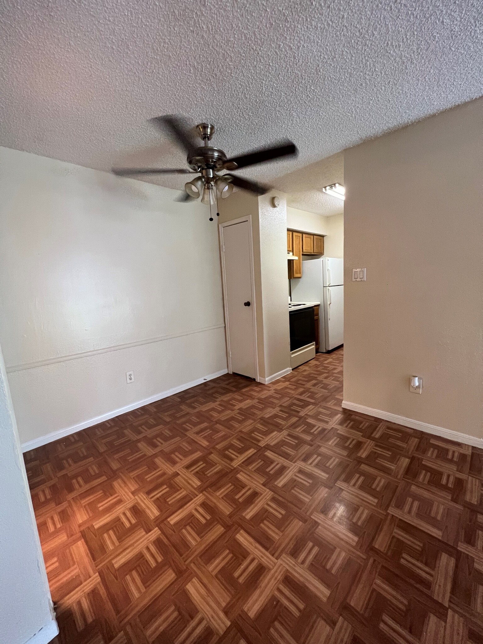 Dining area - 2120 El Paseo St