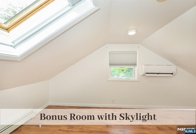 Building Photo - 385 Fern Ave