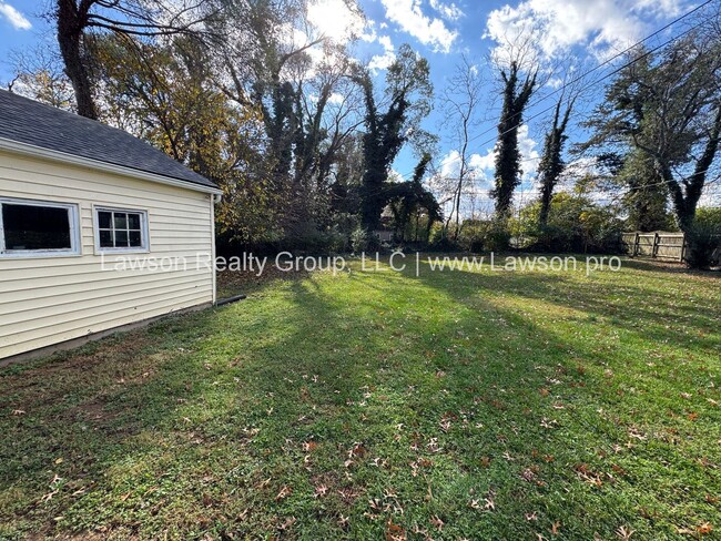 Building Photo - Raleigh Court Three Bedroom with Garage