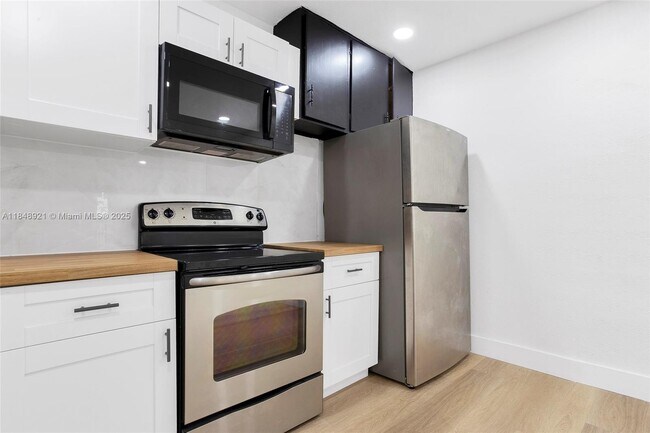 Building Photo - 1528 NE 145th St