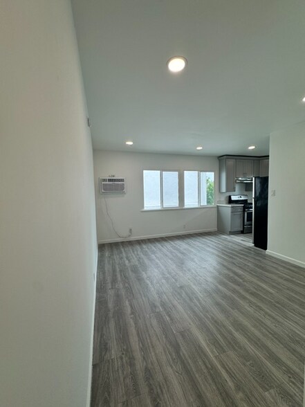 Building Photo - 1553 Ridgeley Dr