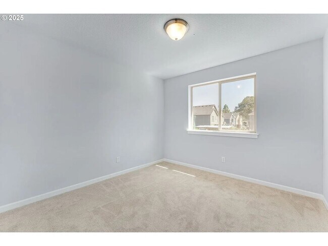 Building Photo - Modern Home 4 Beds 3 Baths in Beaverton!