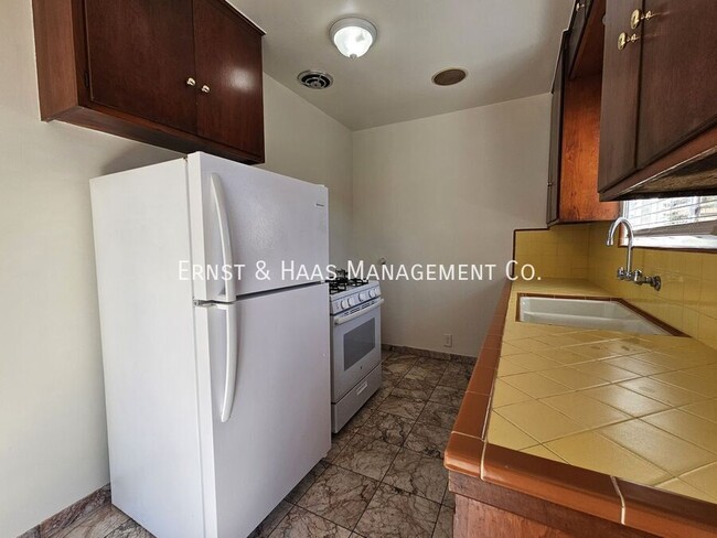 Building Photo - Your New Cozy Home Awaits in the Heart of ...