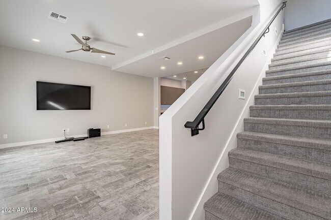 Building Photo - 2645 E Osborn Rd