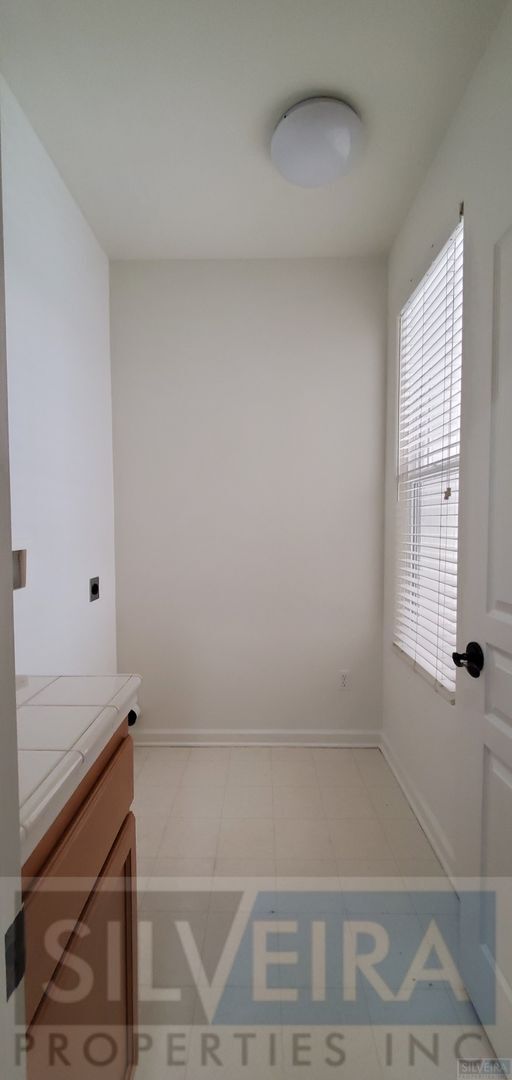 Building Photo - 1715 Bilbao Dr