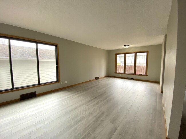 Building Photo - 4 Bedroom Townhome by Moorhead High School!