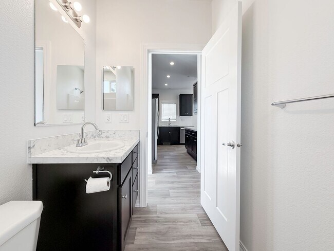 Building Photo - ~ AVAILABLE NOW ~ DUPLEX (RIGHT)