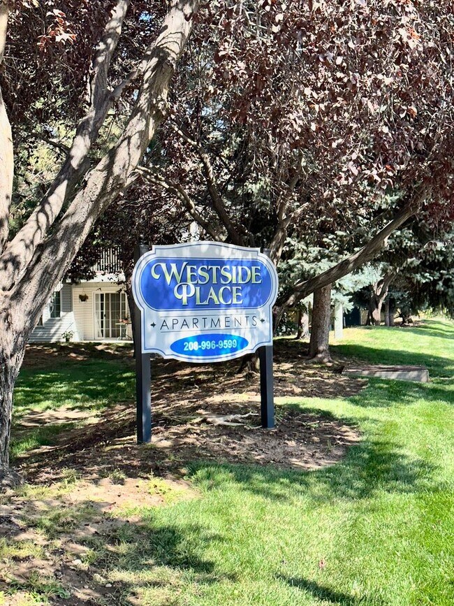 Building Photo - Love where you live in this 2 bedroom 2 bathroom 1st floor apartment!