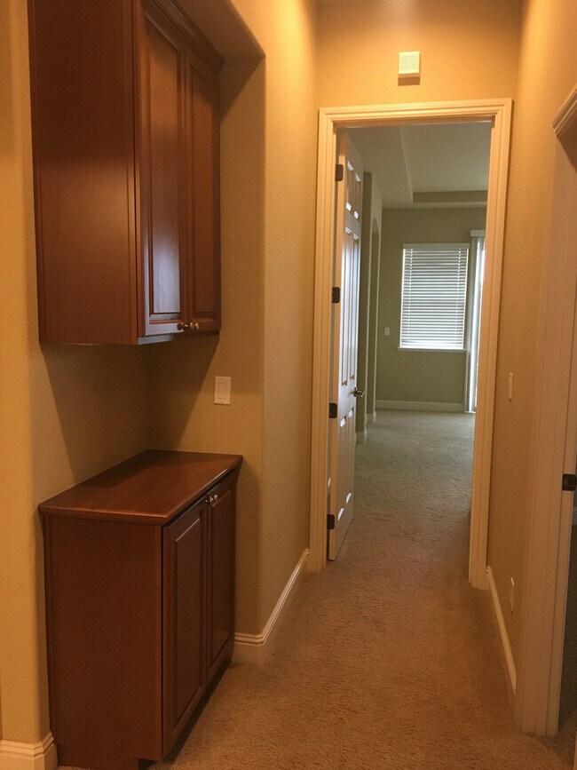 Building Photo - Gorgeous Folsom Home close to shopping,schools, and more!