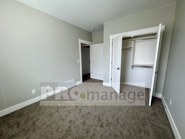 Building Photo - Near New - 2 Bed, 1 Bath Apartment