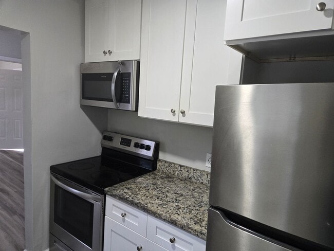 Building Photo - **Beautiful 3 Bedroom Home with Fenced Yar...