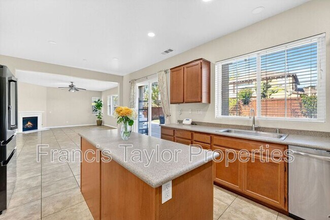 Building Photo - 504 Eureka Dr