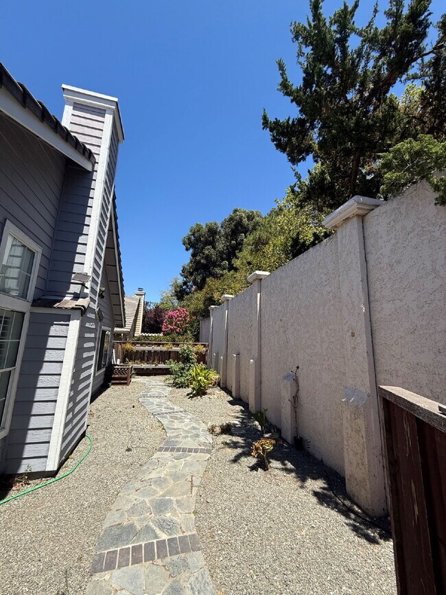 Building Photo - Beautiful 3-Bedroom 2 bathroom in the Heart of Pleasanton!