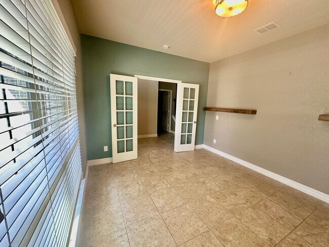 Building Photo - Fantastic Location ~ Convenient to Lackland, great restaurants ~ Room to Spread out!