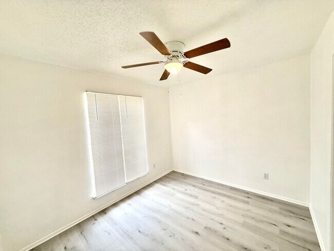 Building Photo - 403 Country Aire Dr