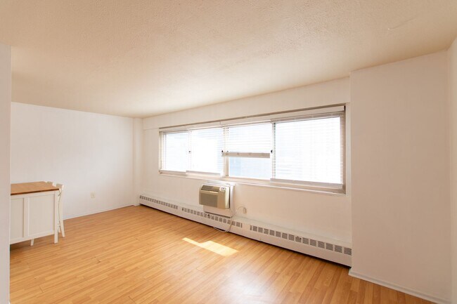 Building Photo - Rittenhouse Studio Condo with All Utilities Included!