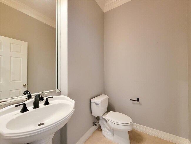 Building Photo - 884 Detering St
