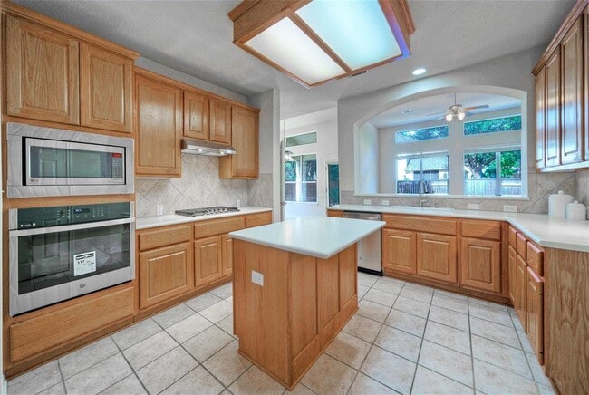 Building Photo - 2616 Henley Dr