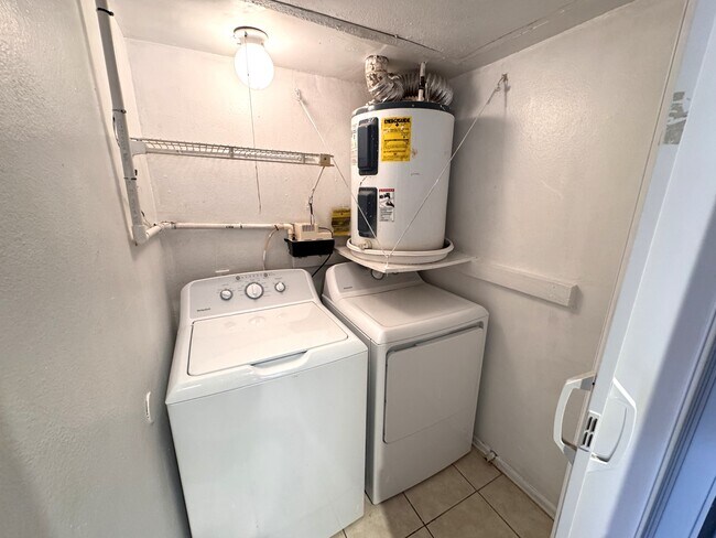 Building Photo - 1948 Lake Atriums Cir