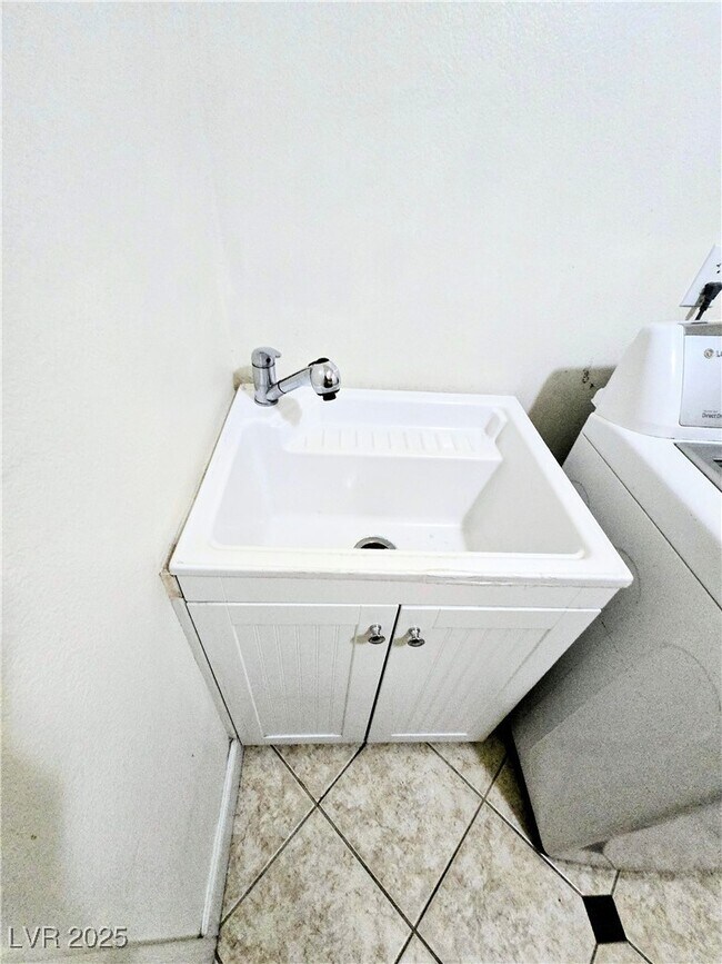 Building Photo - 3159 Tonyram Cir