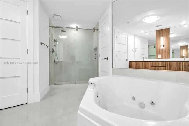 Building Photo - 18911 Collins Ave