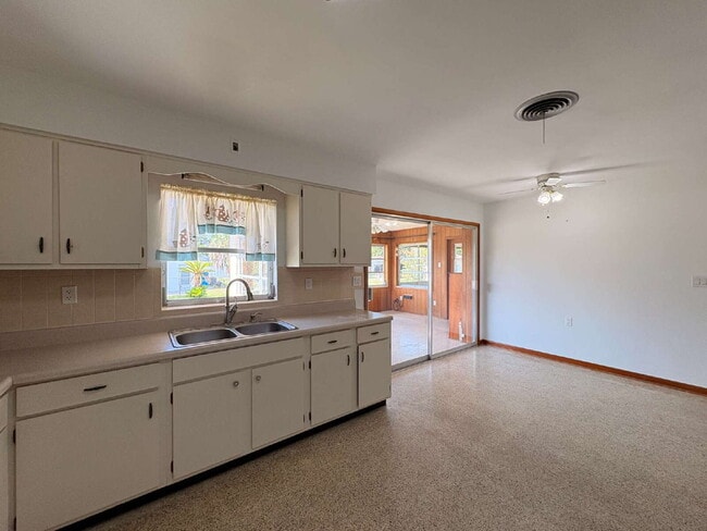 Building Photo - **Move-in special- No admin fees***Ready to move-in 2-bedroom, 2-bath residence in the heart of S...