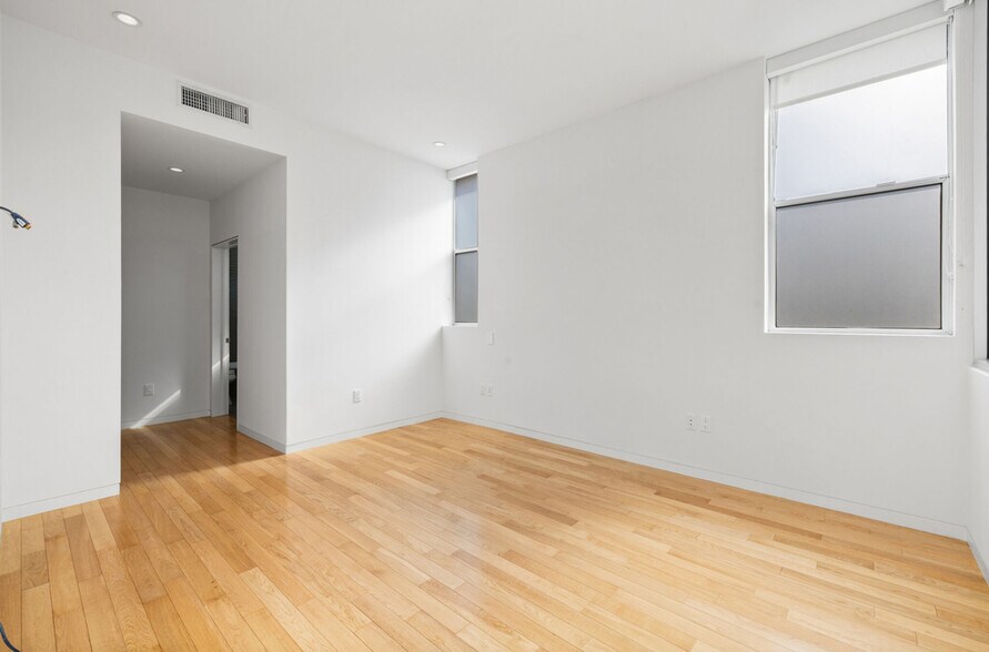 Building Photo - 742 N Hudson Ave