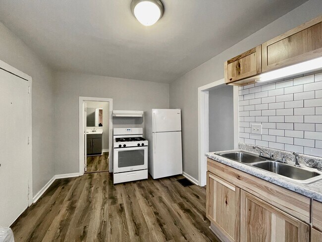 Building Photo - 1011-1013 Quarry Ave NW