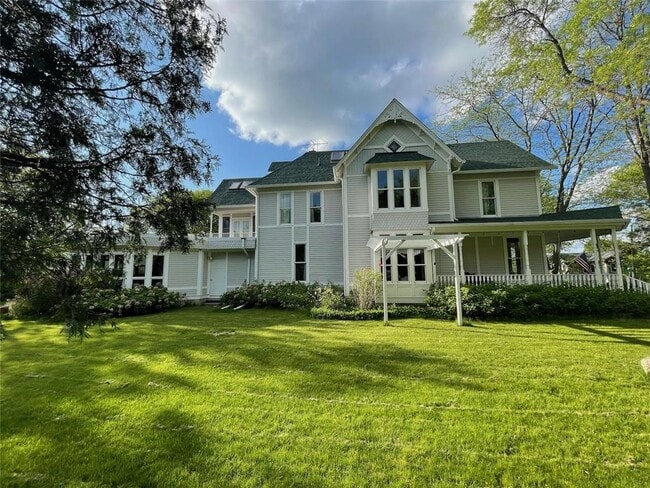 Building Photo - 206 5th St S