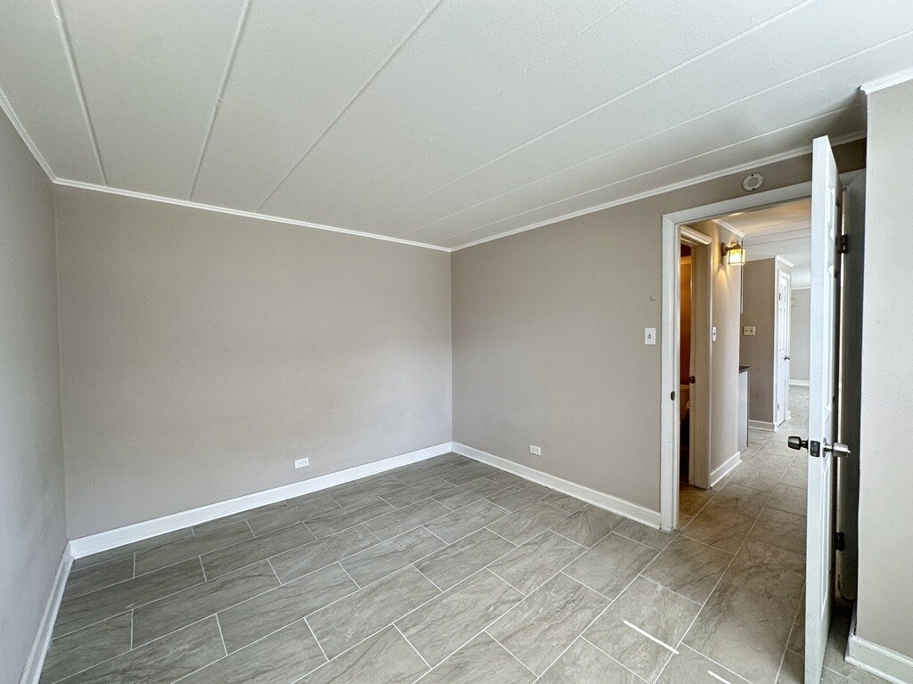 Building Photo - 9630 Ivanhoe Ave