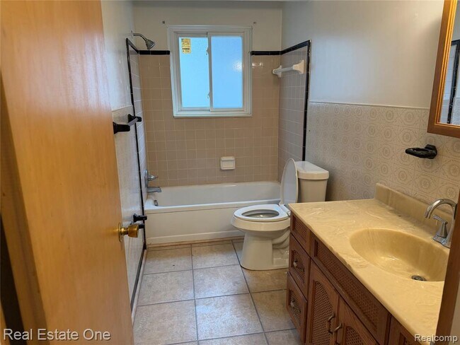 Building Photo - 5943 Whitefield St