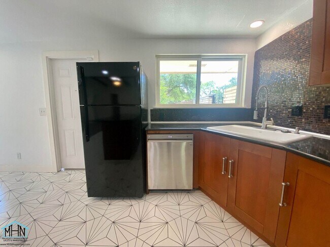 Building Photo - Gorgeous gem! 4 bed/2 bath single-story ho...