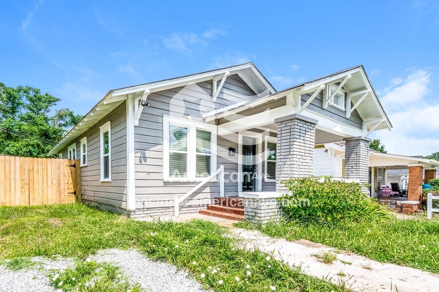 Building Photo - 1746 Center St S