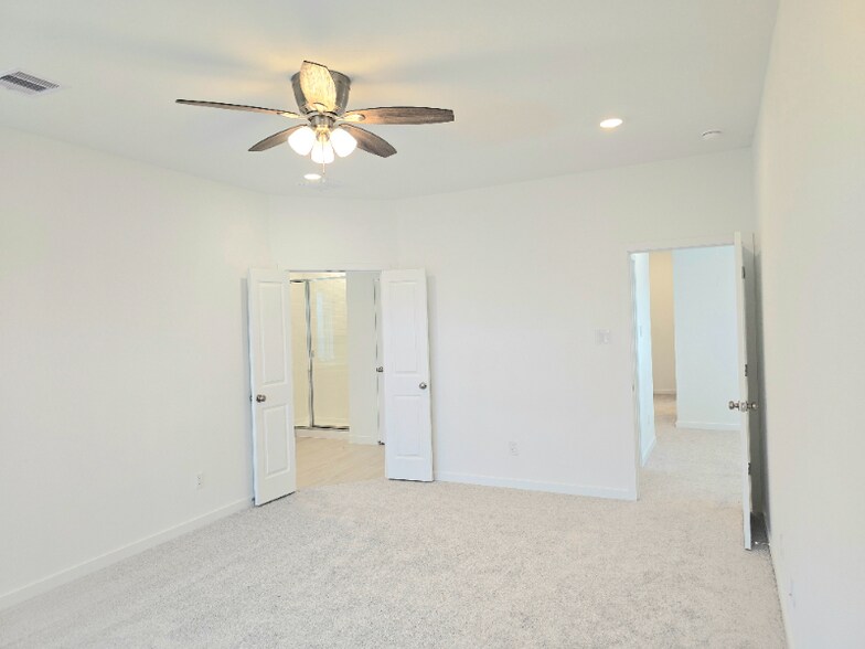 Building Photo - 27139 Blue Pool Dr