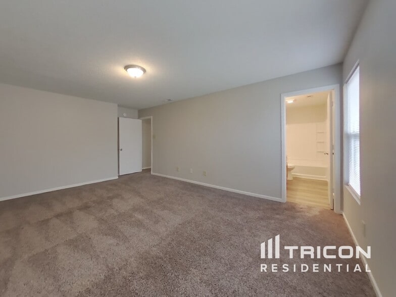 Building Photo - 11361 N Creekside Dr