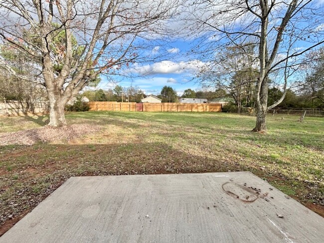 Building Photo - Beautiful Craftsman Style Home - Move in r...