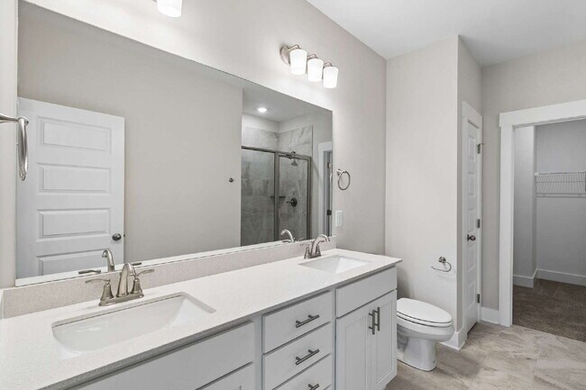 Building Photo - "Charming 3-Bed Townhouse Retreat with 2.5 Baths in Hendersonville's Heart!"