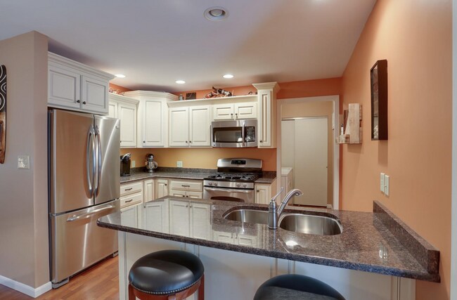 Building Photo - 1712 Stratford Dr